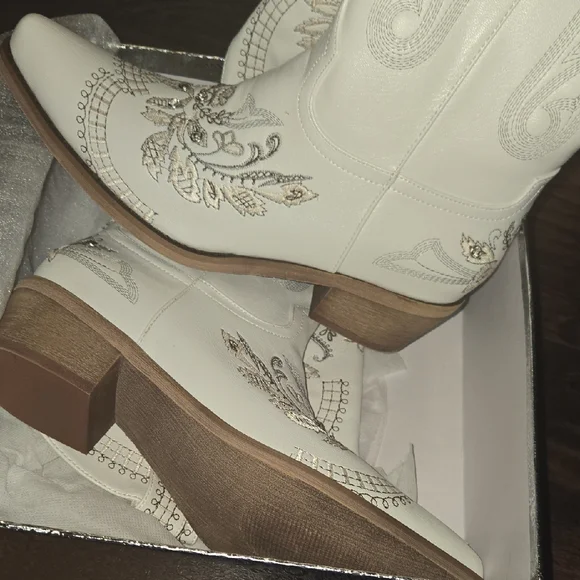 Elegant Embroidered Heeled Boots - Picture 5 of 6